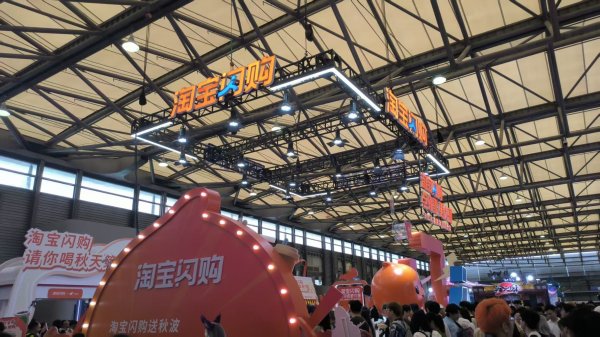 城中投资 人潮涌入ChinaJoy：国产3A爆发、大厂新游火力全开、机器人足球惊艳全场